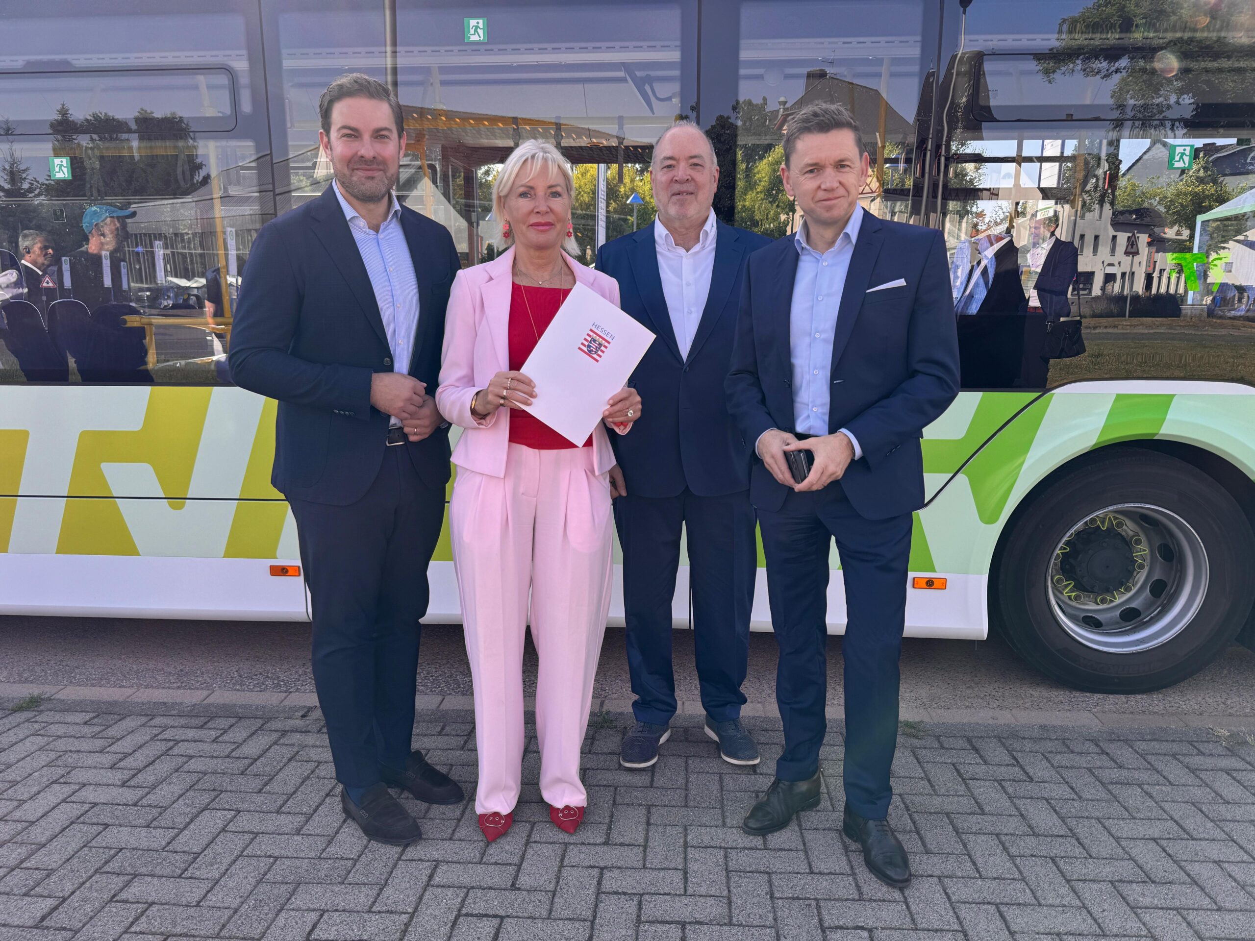 Übergabe eines Förderbescheids zum Thema "Starke Heimat Hessen". Die hessische Digitalministerin Prof. Dr. Kristina Sinemus übergibt den Bescheid der RTV.