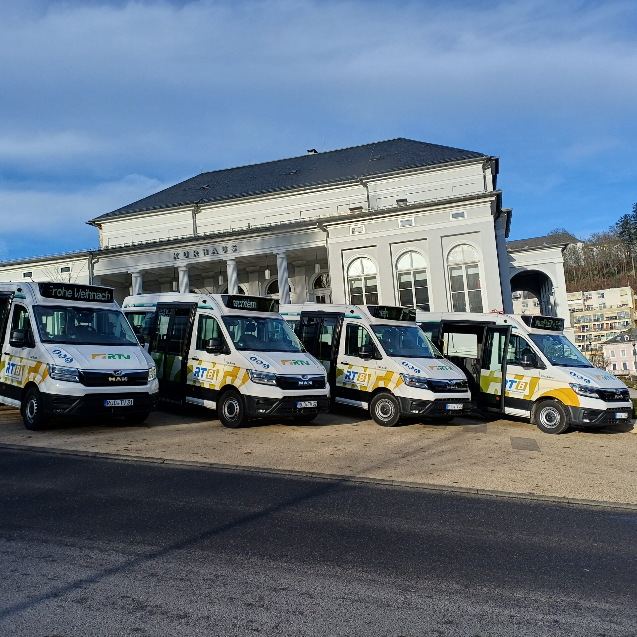 4 Kleinbusse der "TaunusFLEX Flotte" stehen vor dem Kurhaus Bad Schwalbach. 