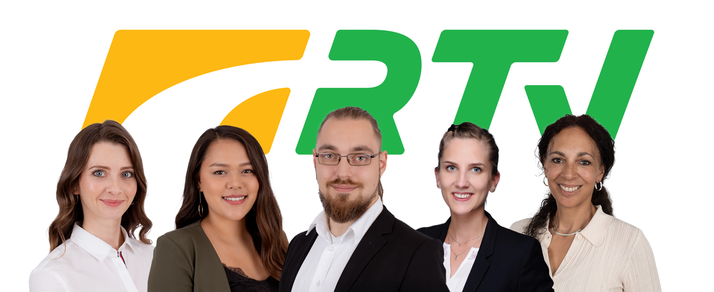 Die Abteilung Qualitätsmanagement vor dem Logoschriftzug der RTV