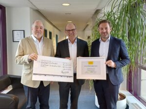 Landrat Sandor Zehner und Arno Brandscheid (Vorsitzender der Geschäftsführung der RTV) übergeben Zertifikat und Scheck an Frank Engelhardt, Geschäftsführer (Engelhardt Omnibusbetrieb GmbH)
