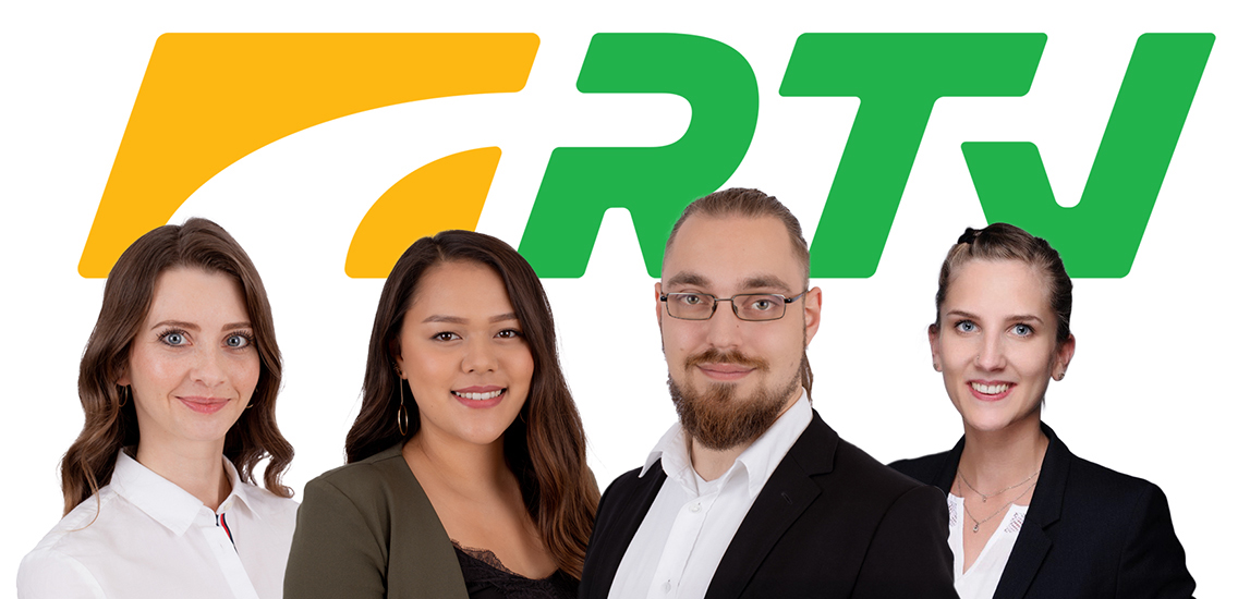 Die Abteilung Qualitätsmanagement vor dem Logoschriftzug der RTV